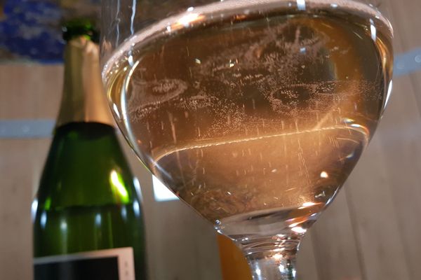 Pour le réveillon, vous allez peut-être boire du Champagne. Mais il existe aussi bien d'autres vins pétillants, y compris en Auvergne ! C’est le cas par exemple, à Saint-Pourçain-sur-Sioule, dans l’Allier.