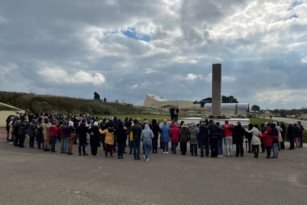 À travers la Normandie, des centaines de personnes ont manifesté leur soutien au peuple ukrainien. Exemple ici à Sainte-Marie-du-Mont, dans la Manche.