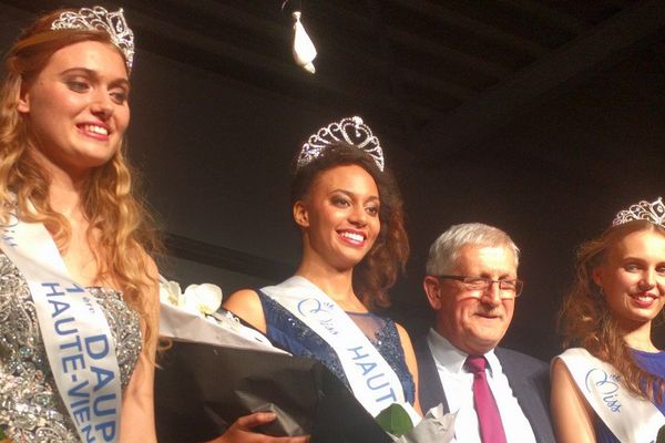 Aude Destour, miss Haute-Vienne 2017, entourée de ses dauphines Salomé Maud et Léa Prigent.