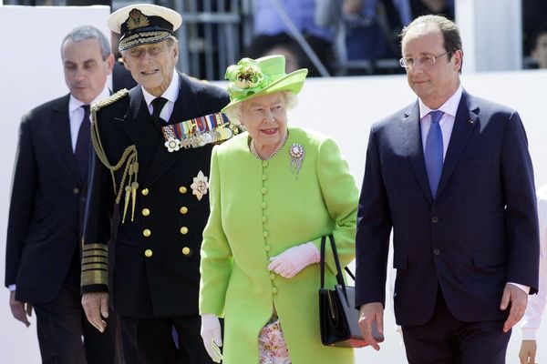 En 2014,  pour les 70 ans du Débarquement, la Reine accompagnée du Prince Philip accueillis par François Hollande