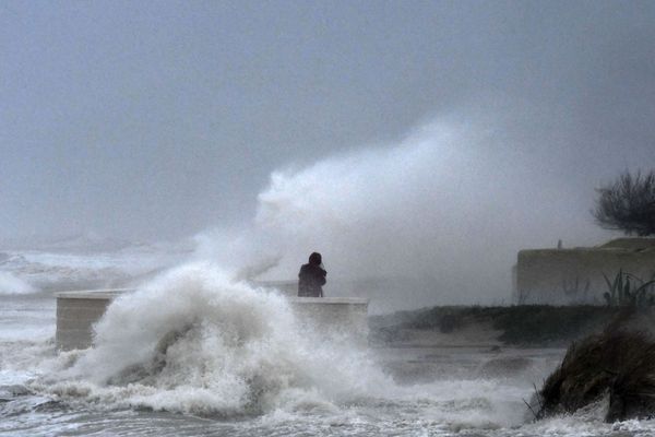 Après avoir frappé l'est de l'Espagne et fait trois morts, la tempête Gloria arrive sur le littoral français. 