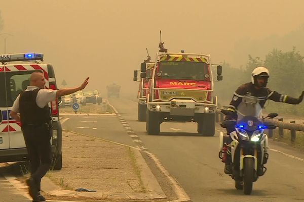 Parallèlement à l'évacuation des habitants de Cazaux, les routes doivent rester libres pour laisser agir les véhicules d'intervention.