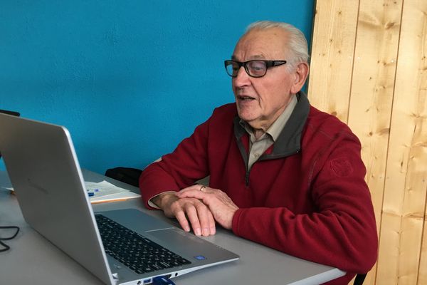 Claude, 84 ans, devant son "ordinateur pour séniors", dans les locaux d'Emmaüs Connect à Bordeaux