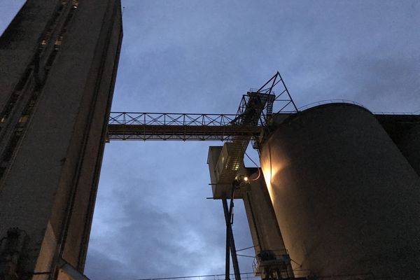 Un des silos à grains où l'incendie s'est déclenché