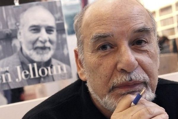 Tahar Ben Jelloun lors d'une séance de dédicaces, au salon de Paris (2010)