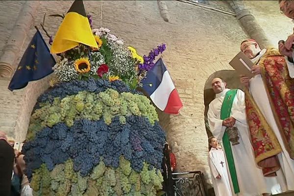 La grappe de raisin géante bénie en l'église d'Arbois (Jura)