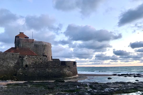 Le vent du nord-ouest restera sensible autour du fort d'Ambleteuse dans le Pas-de-Calais ce vendredi 22 octobre 2021.