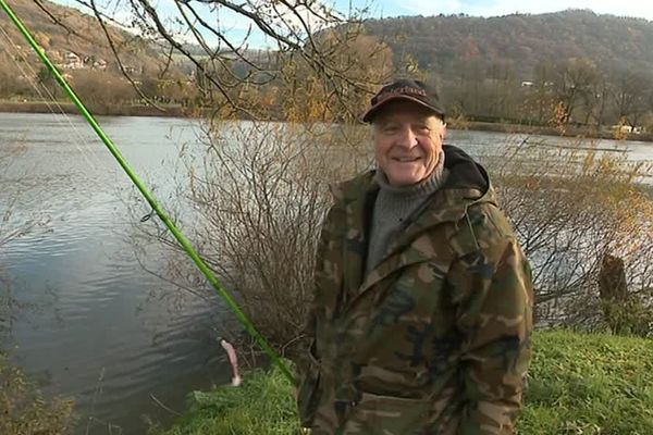 Jean-Louis Jacquin pêche depuis 60 ans sur les bords du Doubs près de Besançon. 