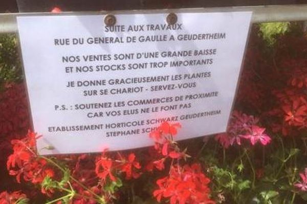 Des chariots débordant de fleurs gratuites ont été installés à Hoerdt et Weyersheim.