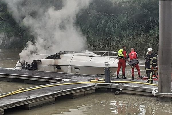 Un canot de 5 m amarré au quai du Cdt Lucas à Couëron a été la proie des flammes ce jeudi matin en dépit de l'intervention des pompiers