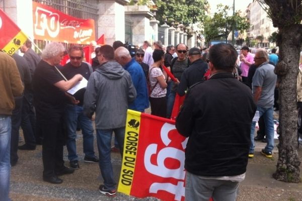 Manifestation de la CGT devant la préfecture de région à Ajaccio pour le 1er mai