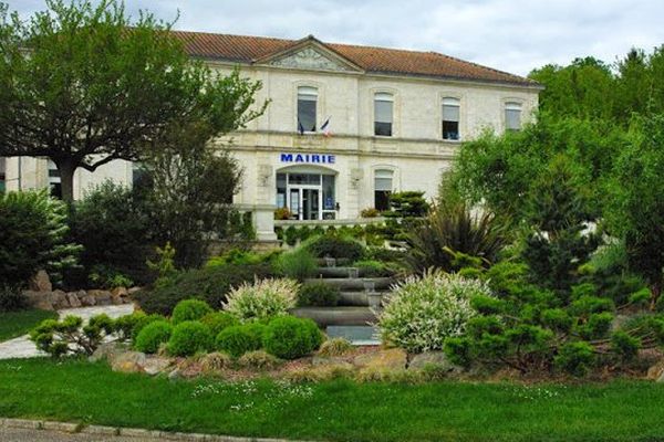 La mairie de Mornac, en Charente, dont le maire a été Jacques Persyn pendant 40 ans.