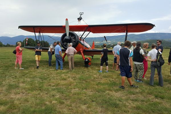 Quatre avions de collection, des Stearman, sont venus spécialement pour se montrer au public pour les 80 ans de l'aérodrome d'Ambert