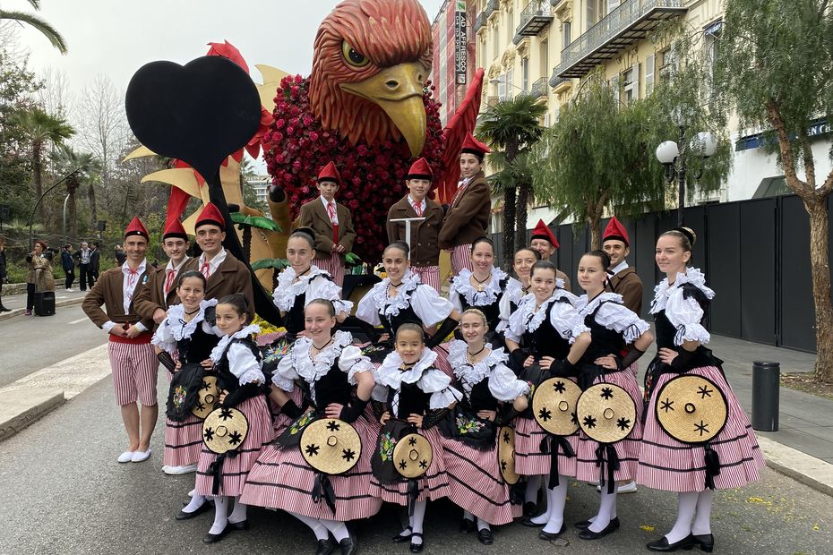 Back from New Orleans, the folk group Ciamada Nissarda seduces at the head of the procession of the Carnival of Nice