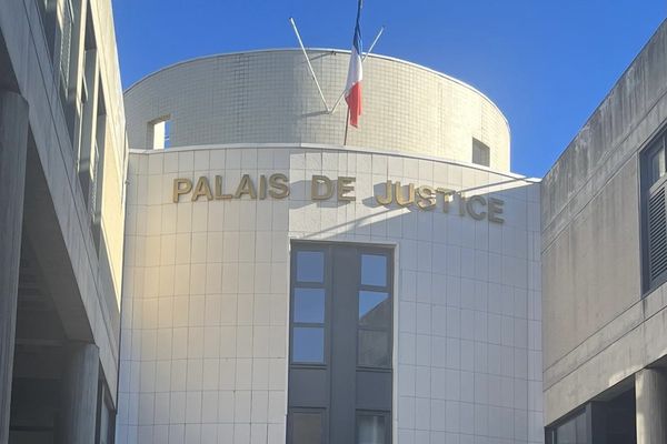 La mise en cause, âgée d'une cinquantaine d'années, a été déférée au Tribunal judiciaire de Draguignan, dans le Var.