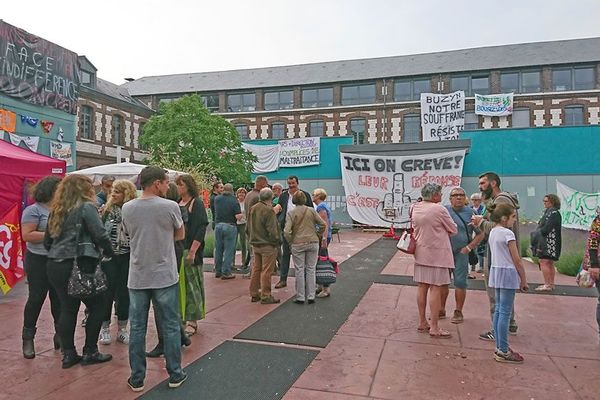 Les salariés attendent dans la cour de l'hôpital de Saint-Etienne-du-Rouvray 