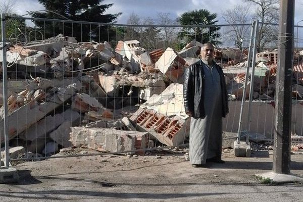 Ali, l'un des réfugiés syriens devant la maison qui lui servait d'abri depuis 6 mois