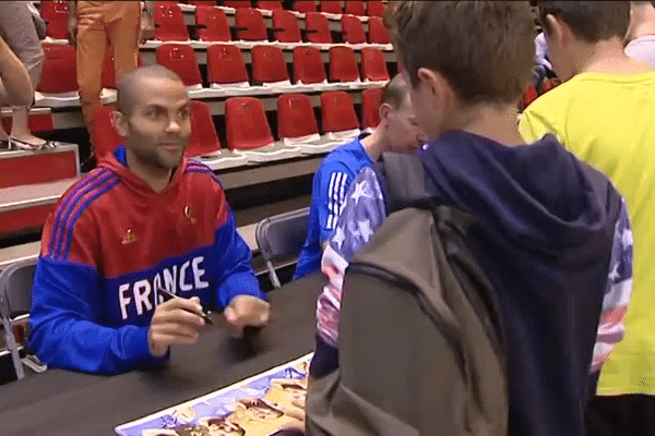 Séance de dédicaces pour TP et ses coéquipiers à l'Astroballe ... 