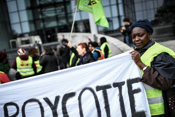 Les grévistes se sont rassemblés devant le siège d'Accor après trois mois de combat.