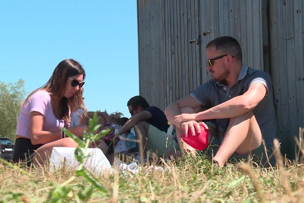 Tous les moyens sont bons pour trouver de l'ombre, le 10 août 2024, en Corrèze.