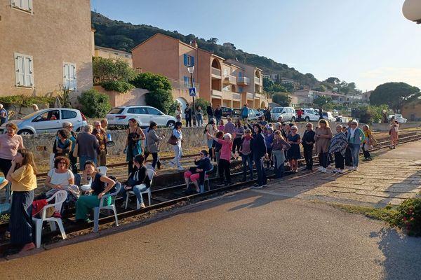 Pour soutenir l'association, lundi 22 mai, des sympathisants avaient pris place sur les rails de la gare d'Algajola.