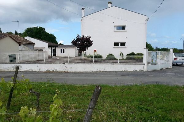 L'école de Villeneuve-de-Blaye est entourée par les vignes.