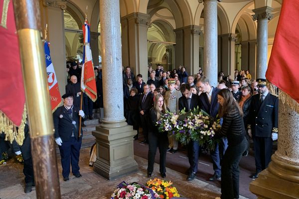 Des représentants de l'université de Clermont-Ferrand déposent une gerbe de fleurs à la mémoire des universitaires alsaciens déportés après la rafle du 25 novembre 1943