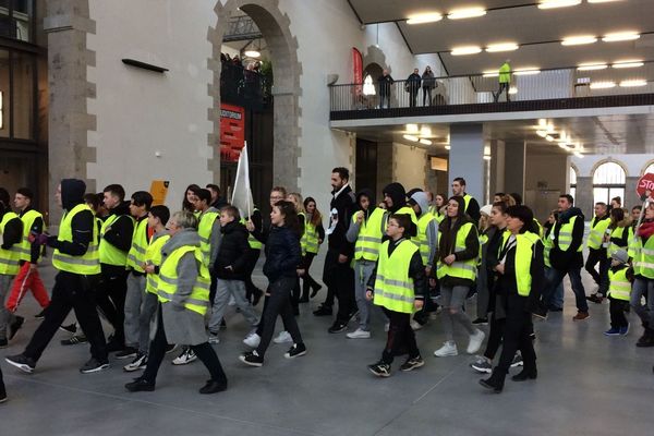 Une cinquantaine de personnes ont défilé dans le hall des Capucins à Brest pour réclamer "Plus de sécurité dans notre quartier"