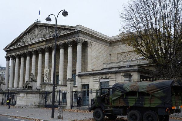 Un camion de l'armée est posté devant l'Assemblée Nationale le 14 novembre à Paris.