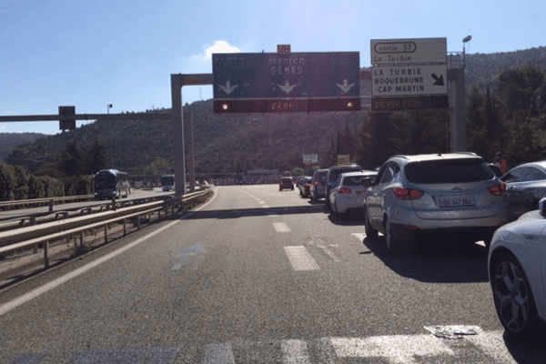 L'autoroute est bouchée au niveau du péage de La Turbie.