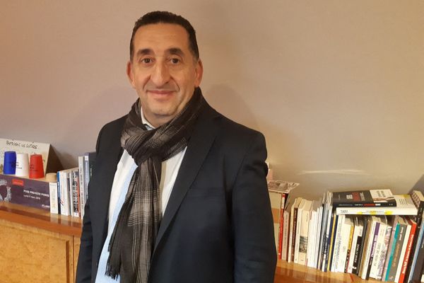 Azzedine Taïbi, maire de Stains, retire sa candidature pour le second tour des législatives et annonce quitter le parti communiste.