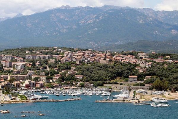 Le port de plaisance de Porto-Vecchio, surplombé par la vieille ville