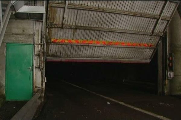 La porte qui ferme le tunnel du Roux  (archives)