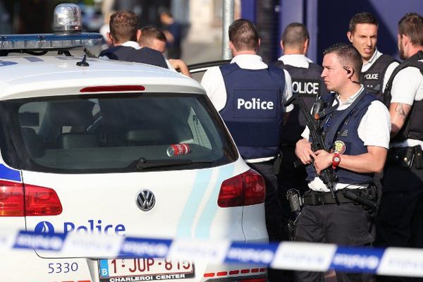 Tension autour de l'hôtel de police de Charleroi samedi, après l'attaque à la machette de deux policières. 