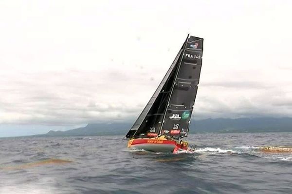 Le skippeur héraultais Kito de Pavant en tête de peloton sur son monocoque  "Made in midi" pour ce premier "Défi Atlantique" 