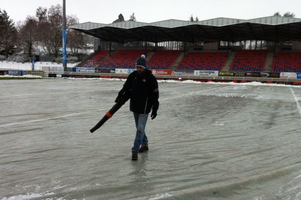 Le terrain a été bâché mardi 28 novembre pour permettre au match de se jouer ce vendredi 1er décembre.