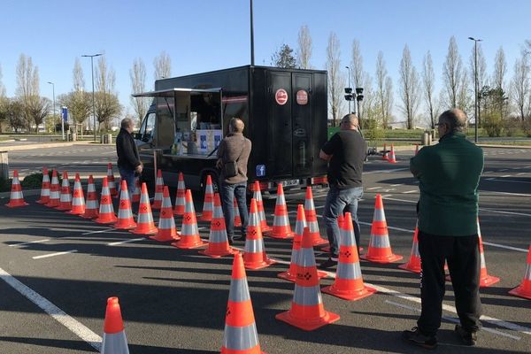 Sur l'aire de Tours La Longue Vue sur l'A10, un foodtruck propose des repas chauds aux chauffeurs routiers.