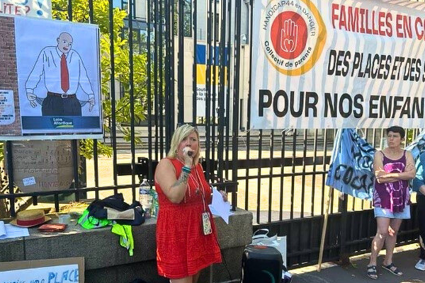 plusieurs dizaines de parents réunis devant le Conseil Départemental de Loire-Atlantique à l'appel du collectif Handicap44 en Danger ce mardi 25 juin 2024