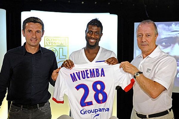 Arnold Mvuemba avec son nouveau maillot ( jeudi 6 septembre 2012)