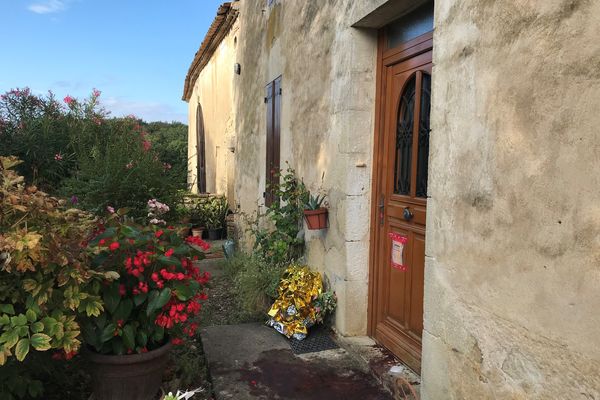 Le drame s'est noué sur le pas de cette porte à Caumont, en Gironde. 