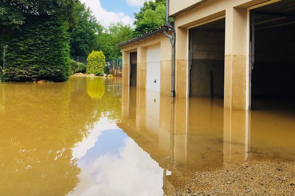 Dans le hameau du Farrou à Saint-Rémy (12), les fortes pluies ont entraîné des inondations. 