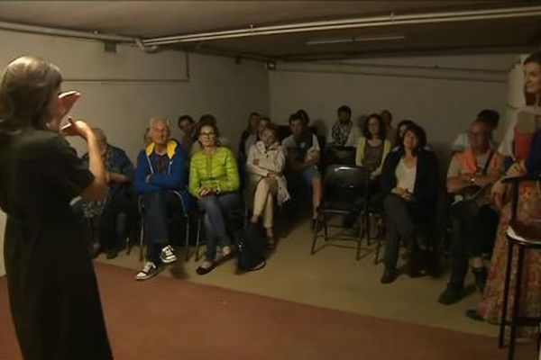 Ingrid Bellut interprète Chambres dans un sous-sol bordelais. 