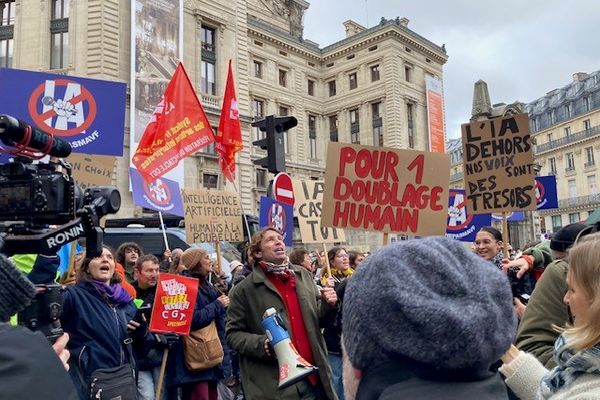 Rassemblement des comédiens de doublage derrière l'Opéra Garnier à Paris.