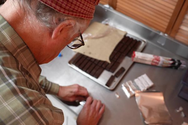 Cet artisan chocolatier, installé dans le Tarn, a dédié sa vie au commerce équitable, en aidant des paysans ivoiriens à fabriquer eux-mêmes leur chocolat.