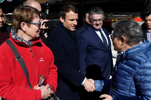 Emmanuel Macron en visite à Poitiers le 29 avril 2017 photographié accompagné d'Alexandre Benalla et du maire de Poitiers, Alain Claeys.