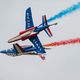 Les pilotes de la Patrouille de France simulent parfois des percussions.