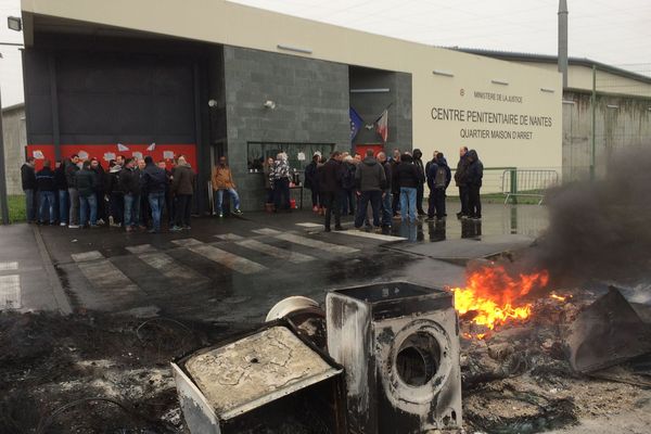 Les surveillants devant la maison d'arrêt de Nantes le 23 janvier 2018