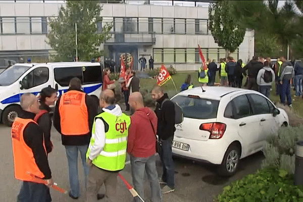 Autour de 8h30, ce lundi 21 septembre 2015, au début de la manifestation devant le siège de l'entreprise de transport de fonds Proségur, à Saint Priest près de Lyon