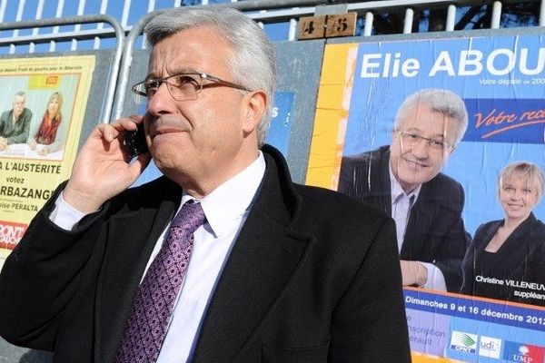 Elie Aboud UMP vainqueur de ce premier tour devant l'un des bureaux de vote de Béziers le 9 décembre 2012