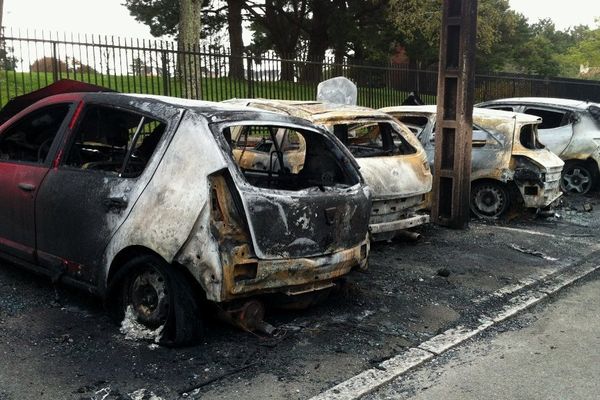 Au total dix voitures ont été incendiées dans la nuit de samedi à dimanche